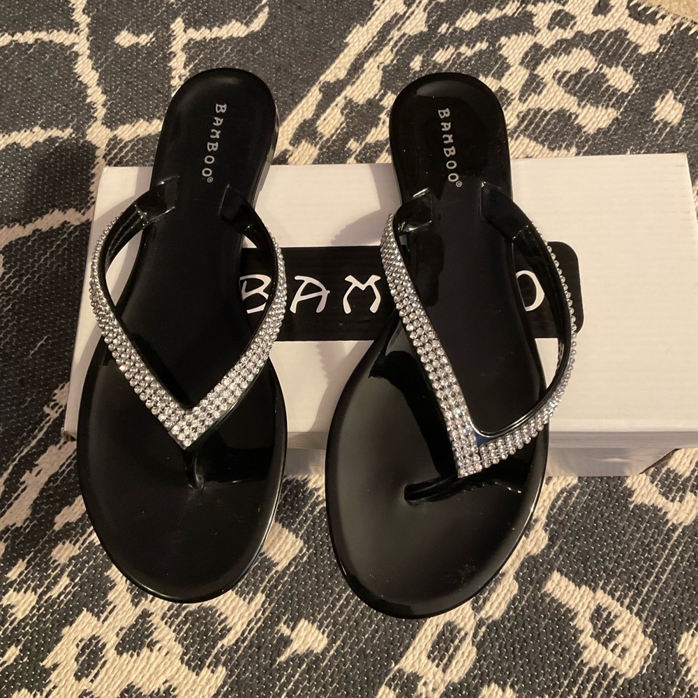 BAMBOO women’s flip flops size 9
